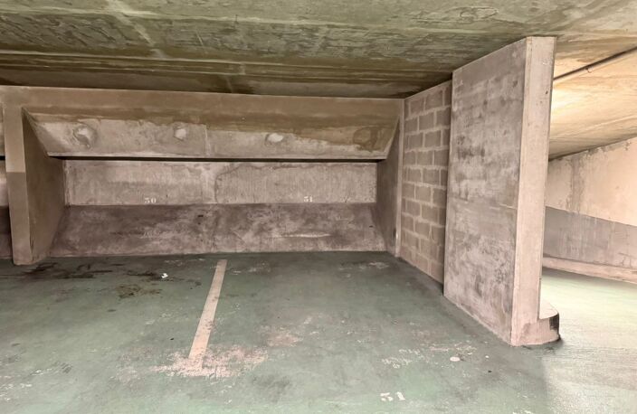 Parking - SAINT GERMAIN DES PRES — photo 2