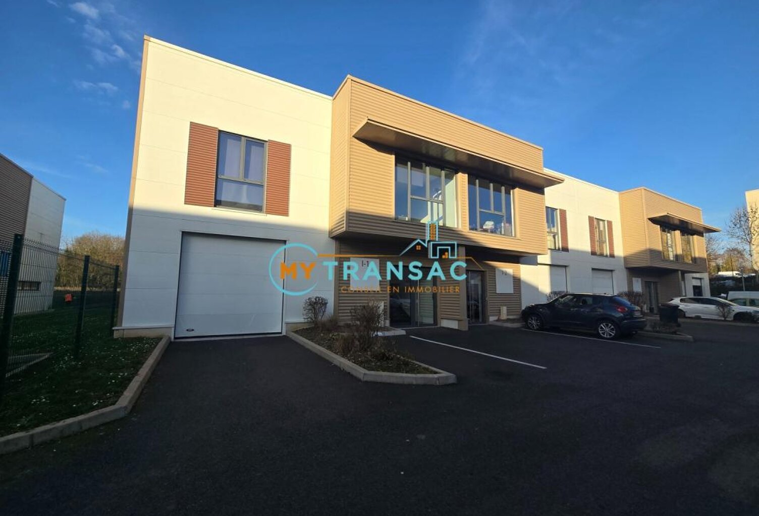 My Transac vous propose à la location des Locaux d'activité et bureaux à partir de 166m² situé à Bussy Saint Georges 77. Accès par porte sectionnelle de plain pied et proche A4 — photo 1