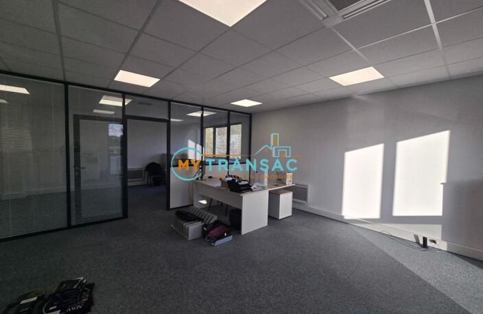 My Transac vous propose à la location des Locaux d'activité et bureaux à partir de 166m² situé à Bussy Saint Georges 77. Accès par porte sectionnelle de plain pied et proche A4 — photo 4