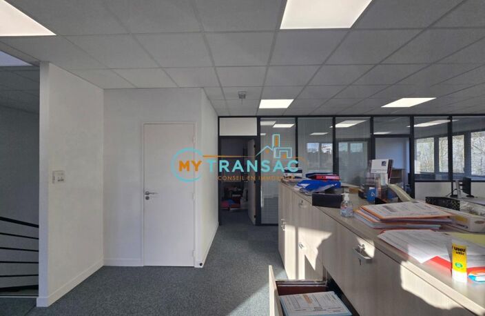 My Transac vous propose à la location des Locaux d'activité et bureaux à partir de 166m² situé à Bussy Saint Georges 77. Accès par porte sectionnelle de plain pied et proche A4 — photo 5
