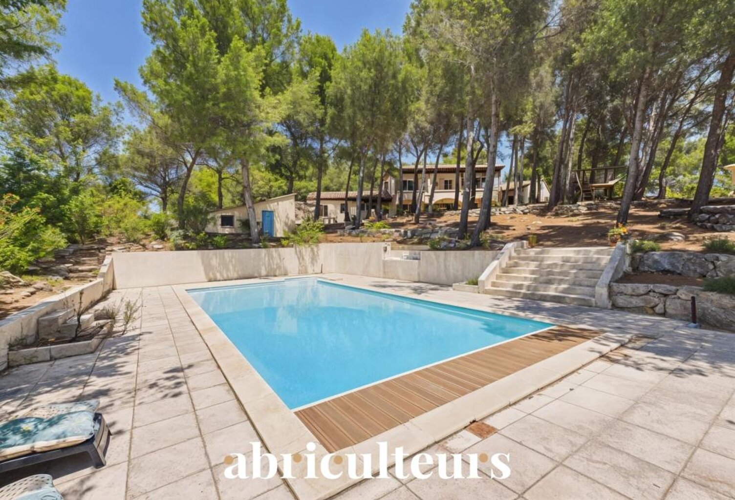 Maison d’architecte de 257 m² avec piscine et jardin arboré de 4 000 m² en vente à Ventabren (13122) — photo 1