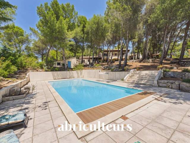 Maison d’architecte de 257 m² avec piscine et jardin arboré de 4 000 m² en vente à Ventabren (13122) — photo du bien