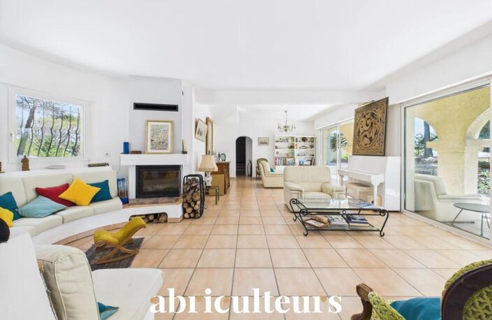 Maison d’architecte de 257 m² avec piscine et jardin arboré de 4 000 m² en vente à Ventabren (13122) — photo 4