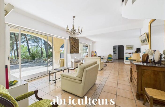 Maison d’architecte de 257 m² avec piscine et jardin arboré de 4 000 m² en vente à Ventabren (13122) — photo 5