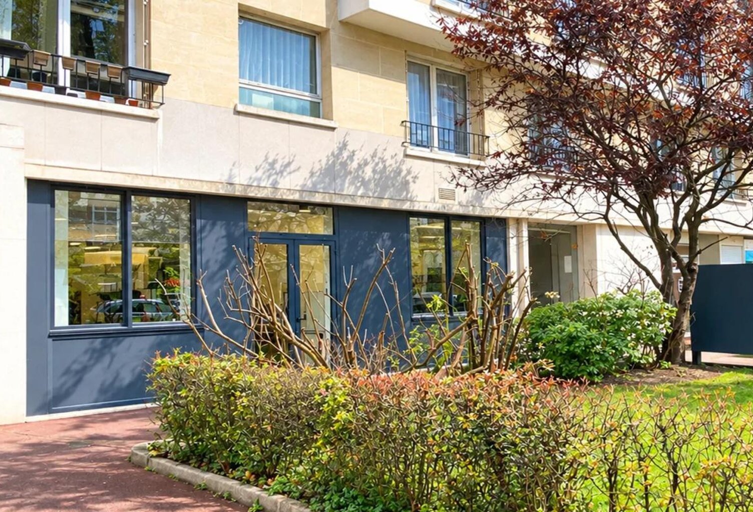 Corpimmo vous propose en exclusivité la vente d'une surface commerciale de 78 m² (carrez) de plain pied traversante, accessibilité PMR, HSP de plus de 3 mètres, à 5 mins du métro — photo 1