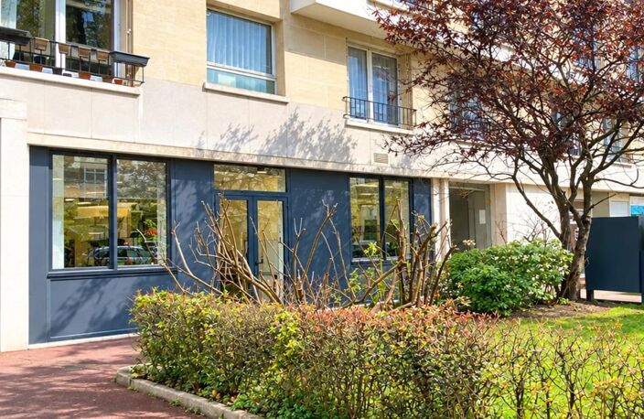 Corpimmo vous propose en exclusivité la vente d'une surface commerciale de 78 m² (carrez) de plain pied traversante, accessibilité PMR, HSP de plus de 3 mètres, à 5 mins du métro — photo 2
