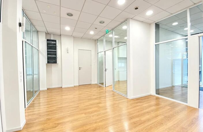 Corpimmo vous propose en exclusivité la vente d'une surface commerciale de 78 m² (carrez) de plain pied traversante, accessibilité PMR, HSP de plus de 3 mètres, à 5 mins du métro — photo 4