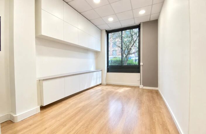 Corpimmo vous propose en exclusivité la vente d'une surface commerciale de 78 m² (carrez) de plain pied traversante, accessibilité PMR, HSP de plus de 3 mètres, à 5 mins du métro — photo 5