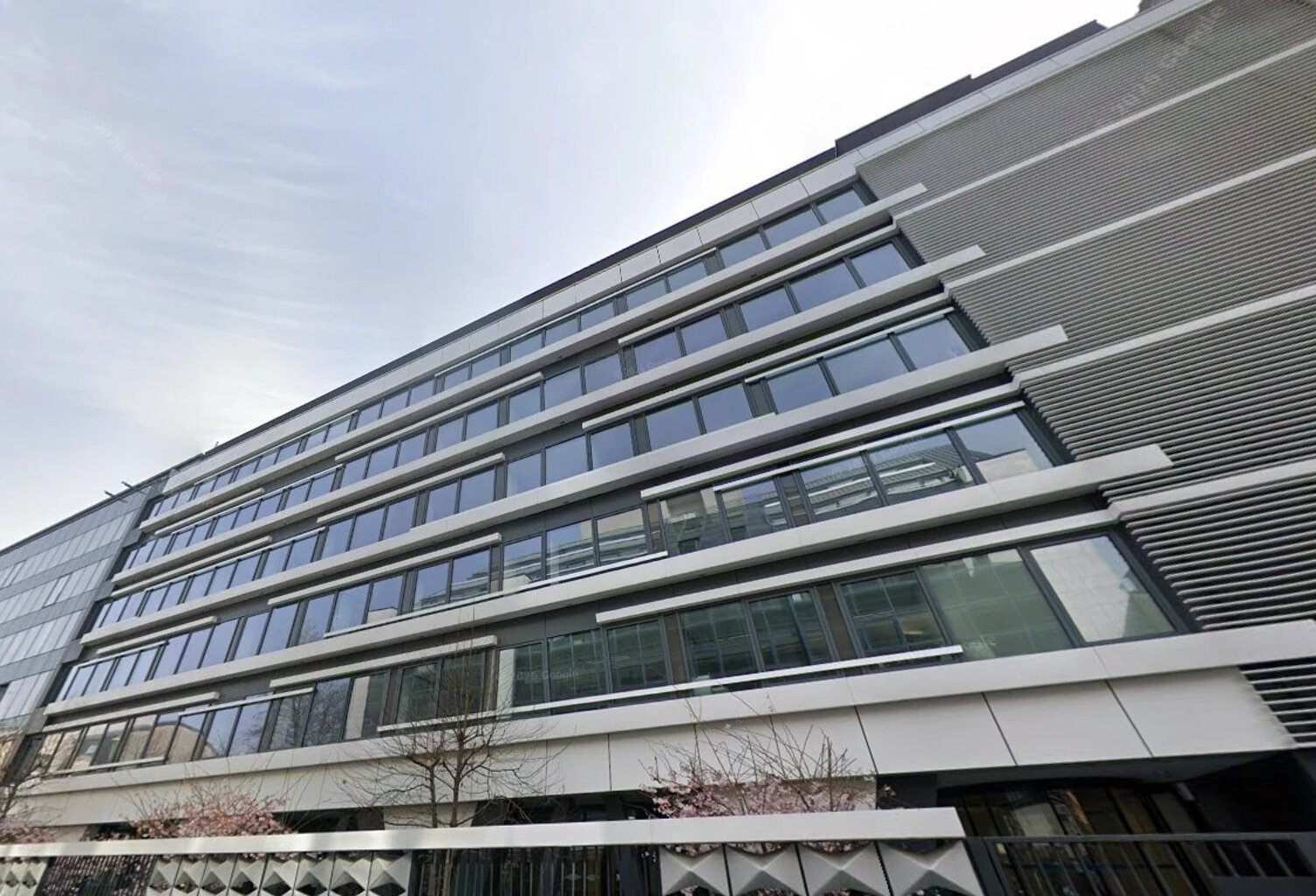 Bureaux lumineux à louer dans un immeuble moderne, accès PMR, ascenseurs, câblage informatique, climatisation, cuisine — photo 1