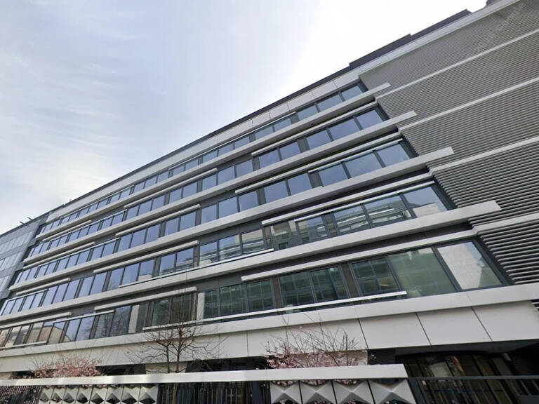 Bureaux lumineux à louer dans un immeuble moderne, accès PMR, ascenseurs, câblage informatique, climatisation, cuisine — photo 1
