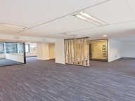 Bureaux lumineux à louer dans un immeuble moderne, accès PMR, ascenseurs, câblage informatique, climatisation, cuisine — photo 2