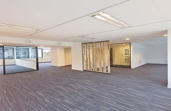 Bureaux lumineux à louer dans un immeuble moderne, accès PMR, ascenseurs, câblage informatique, climatisation, cuisine — photo 2