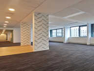 Bureaux lumineux à louer dans un immeuble moderne, accès PMR, ascenseurs, câblage informatique, climatisation, cuisine — photo 3