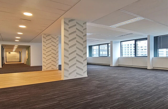 Bureaux lumineux à louer dans un immeuble moderne, accès PMR, ascenseurs, câblage informatique, climatisation, cuisine — photo 3