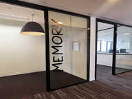 Bureaux lumineux à louer dans un immeuble moderne, accès PMR, ascenseurs, câblage informatique, climatisation, cuisine — photo 4