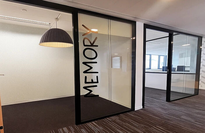Bureaux lumineux à louer dans un immeuble moderne, accès PMR, ascenseurs, câblage informatique, climatisation, cuisine — photo 4