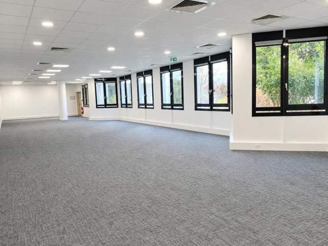 Avenue Victor Hugo. Emplacement idéal au pied du métro et des commerces à BOULOGNE BILLANCOURT. Bureaux à louer de 1300 m² dont 577 m² environ en ERP de 5ème catégorie. Immeuble de standing — photo du bien