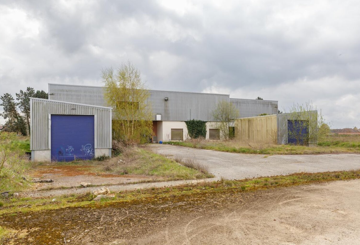 Local - 1 640 m² - Harcourt (27) — photo 1