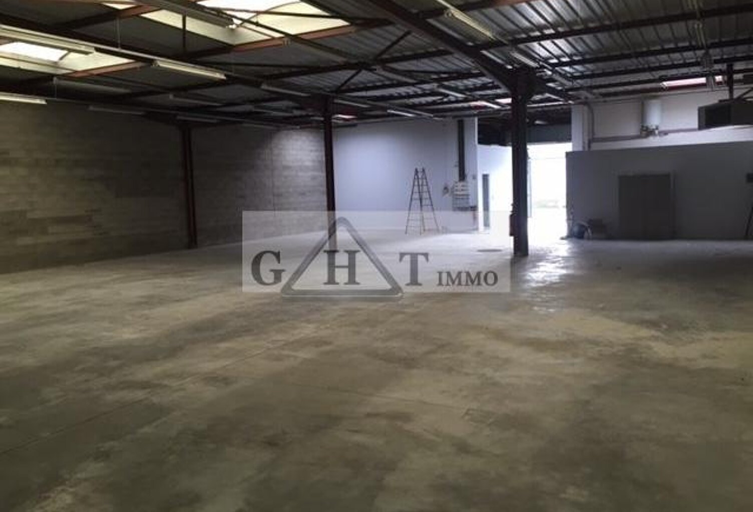 ENTREPOT 562M2 A LOUER BONDOUFLE — photo 1