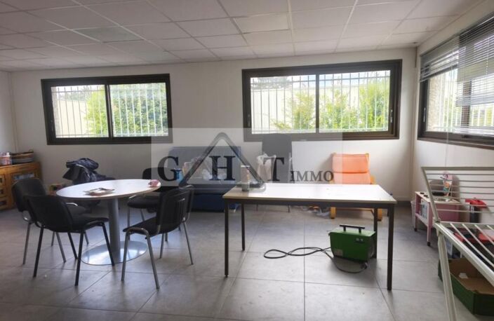 560 m² ENTREPOT BUREAUX A VENDRE A CROISSY BEAUBOURG — photo 2
