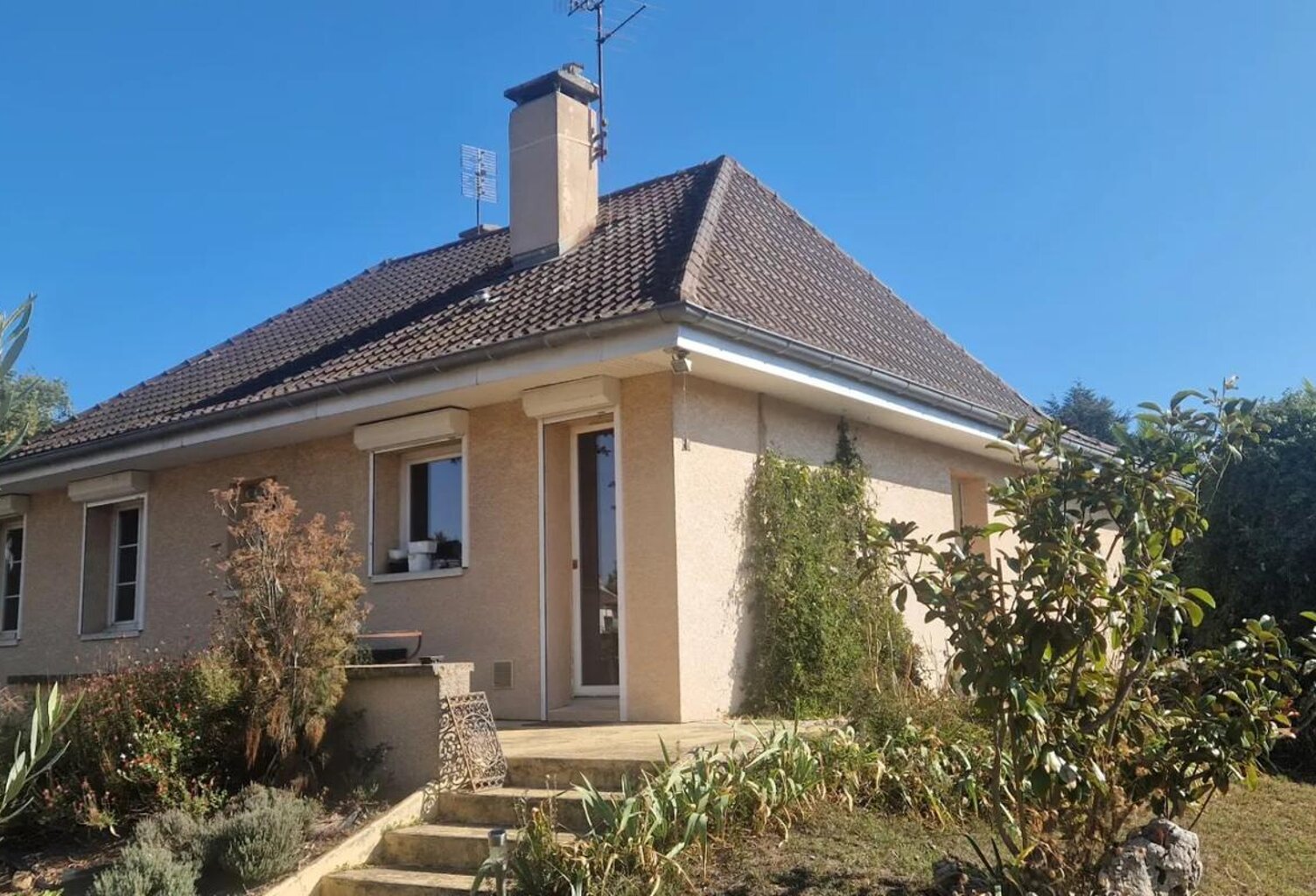Maison de 6 pièces de 145 m² et d'un sous sol de 105m2 aux Echets (Miribel) — photo 1
