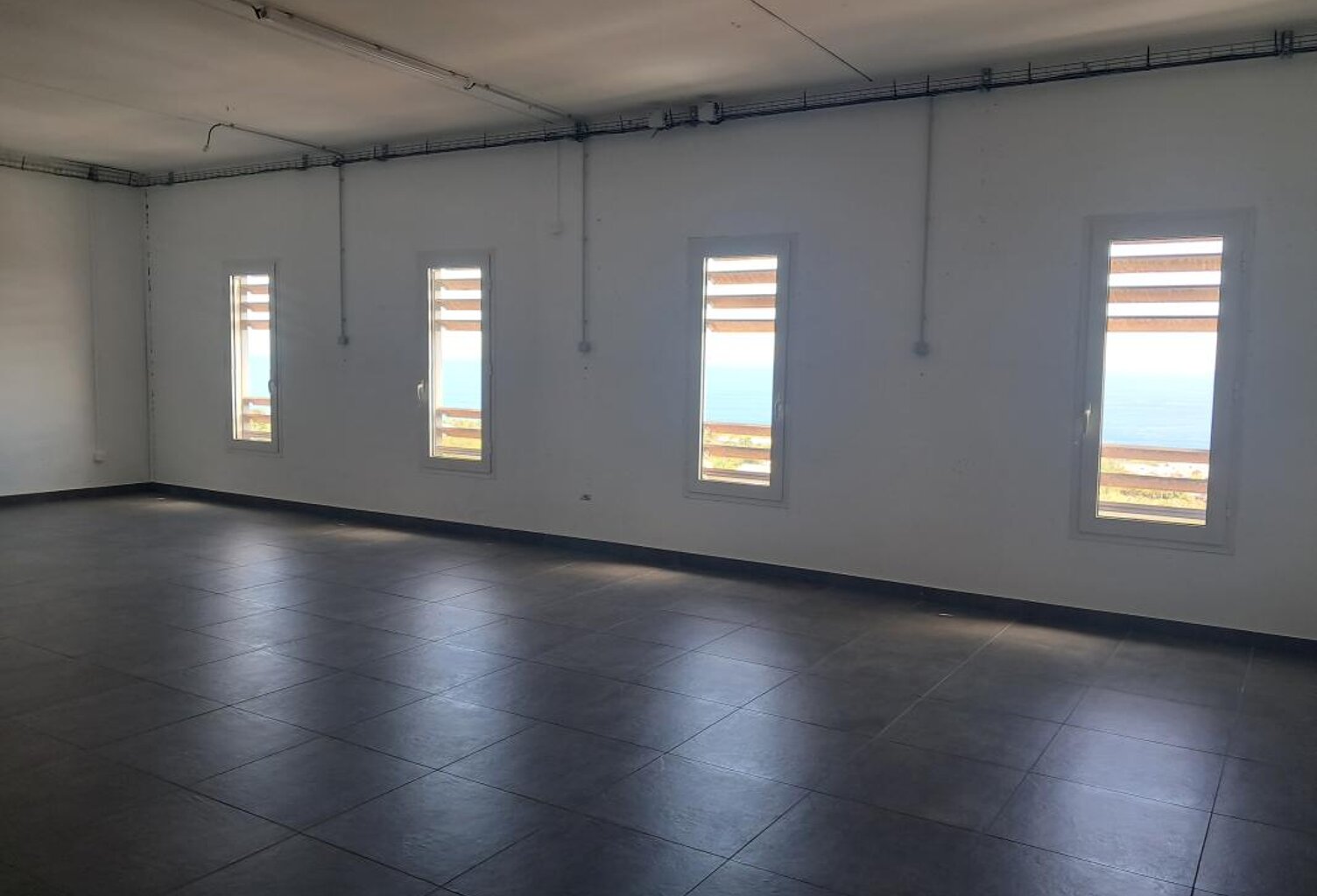 Local professionnel ou commercial de 106m² — photo 1