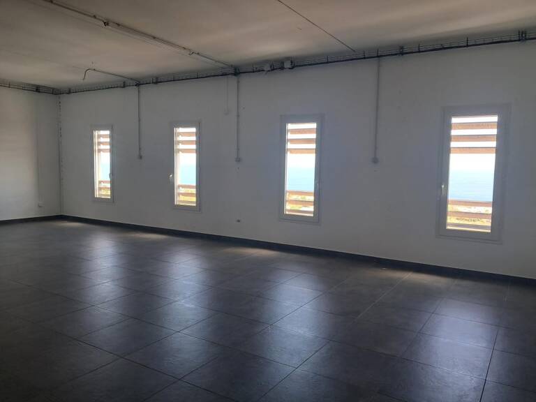 Local professionnel ou commercial de 106m² — photo 1