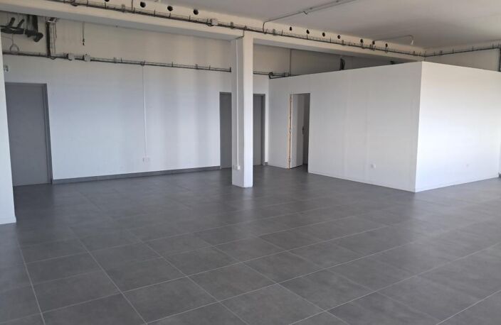 Local professionnel ou commercial de 106m² — photo 2