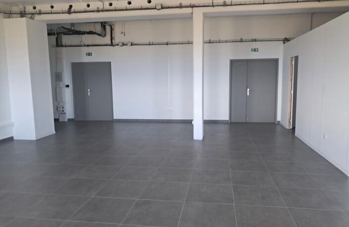 Local professionnel ou commercial de 106m² — photo 3