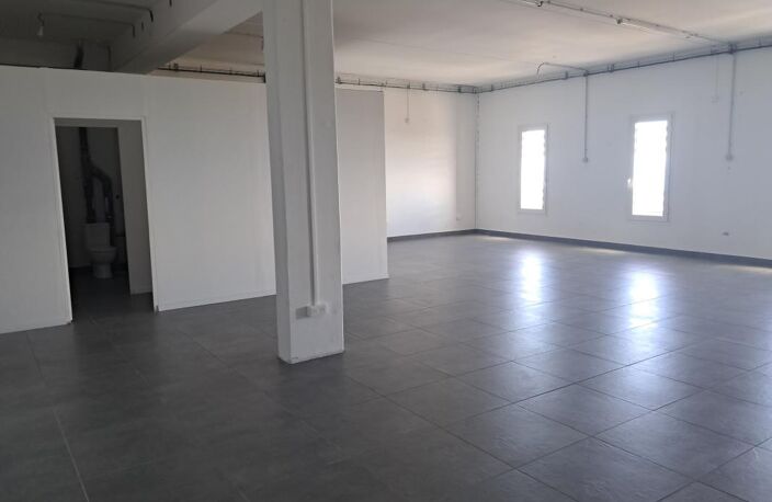 Local professionnel ou commercial de 106m² — photo 4