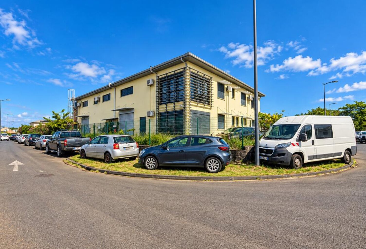 ENTREPÔT 669 M² AVEC BUREAUX – SAINTE-SUZANNE — photo 1