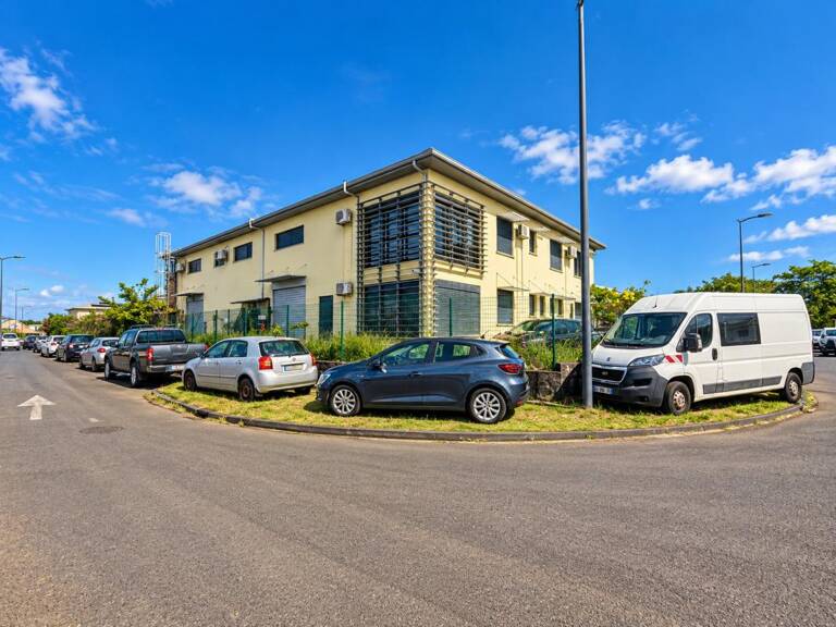 ENTREPÔT 669 M² AVEC BUREAUX – SAINTE-SUZANNE — photo 1