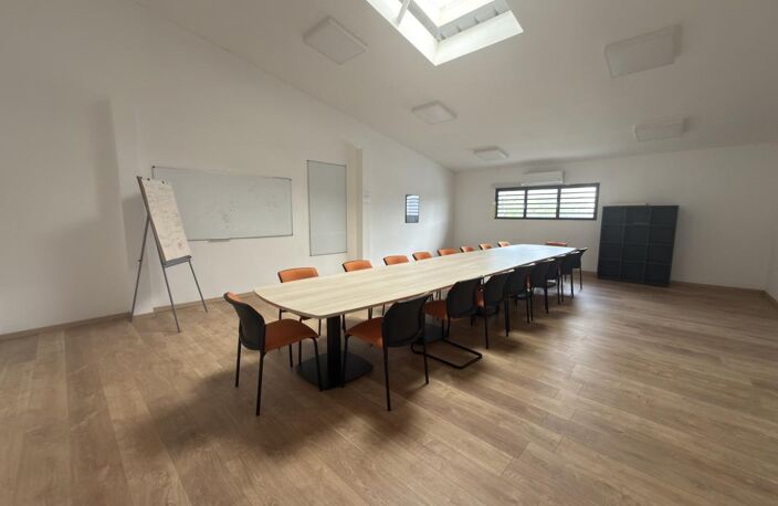 ENTREPÔT 669 M² AVEC BUREAUX – SAINTE-SUZANNE — photo 2