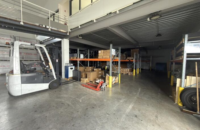 ENTREPÔT 669 M² AVEC BUREAUX – SAINTE-SUZANNE — photo 4