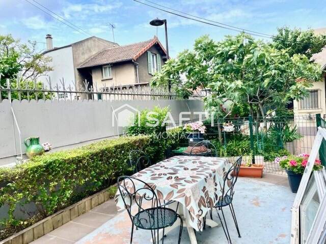 Maison traditionnelle de plain pied avec cave et garage — photo du bien