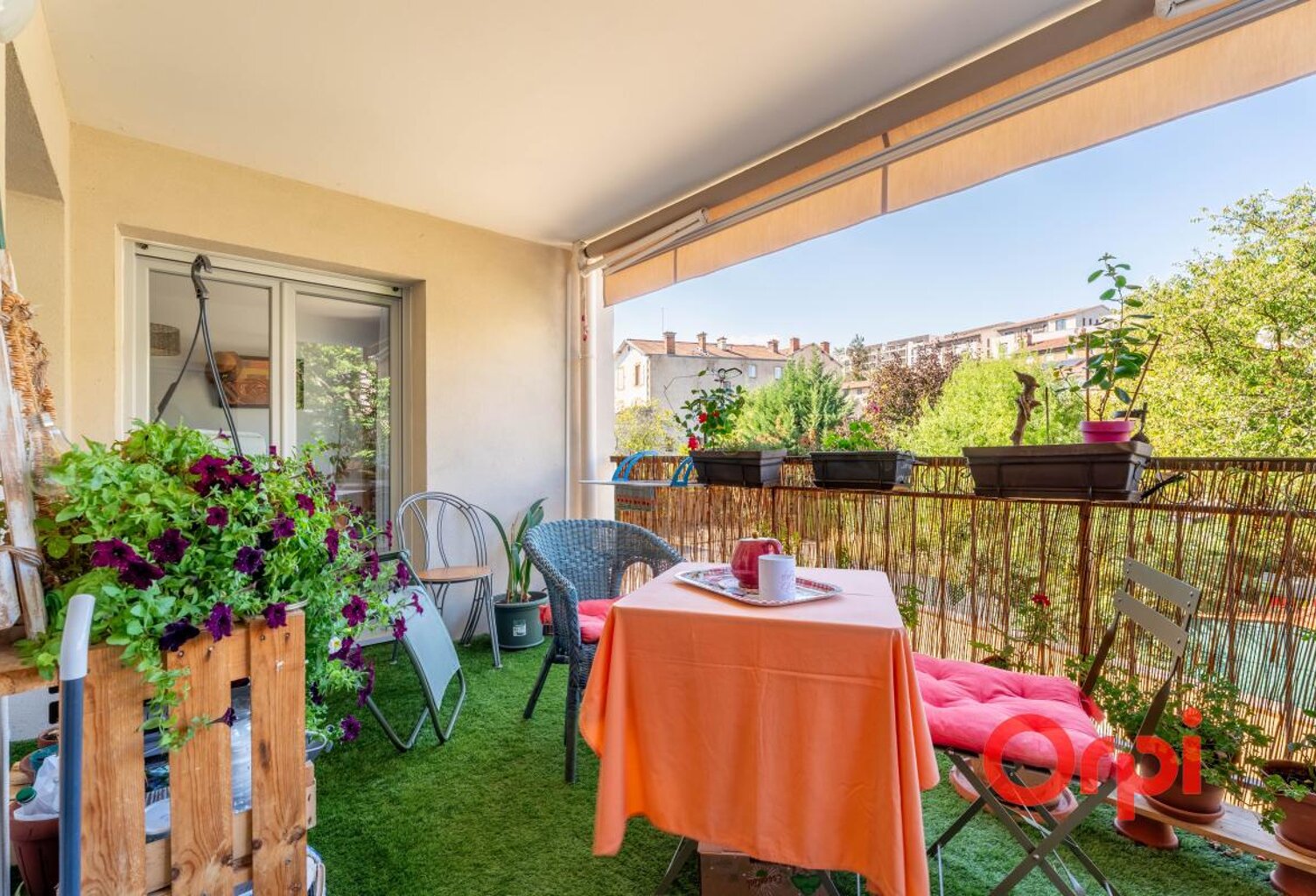 Appartement en parfait état avec terrasse et garage — photo 1