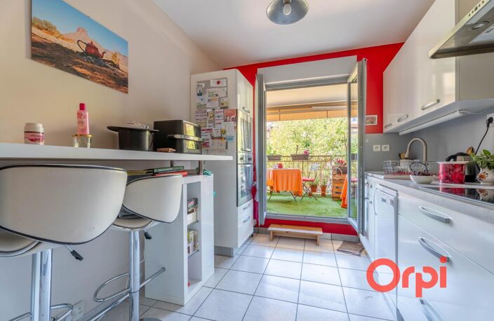 Appartement en parfait état avec terrasse et garage — photo 4