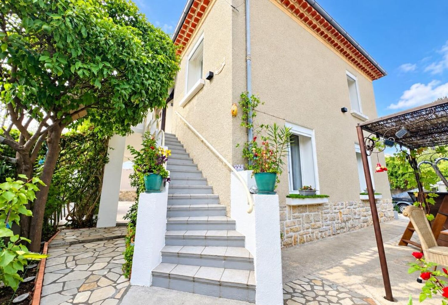 À Vendre Maison indépendante rénovée – 3 logements – Garage, piscine et stationnements – Toulon Ouest les Routes — photo 1
