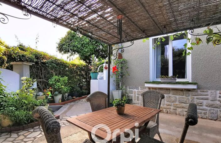 À Vendre Maison indépendante rénovée – 3 logements – Garage, piscine et stationnements – Toulon Ouest les Routes — photo 2
