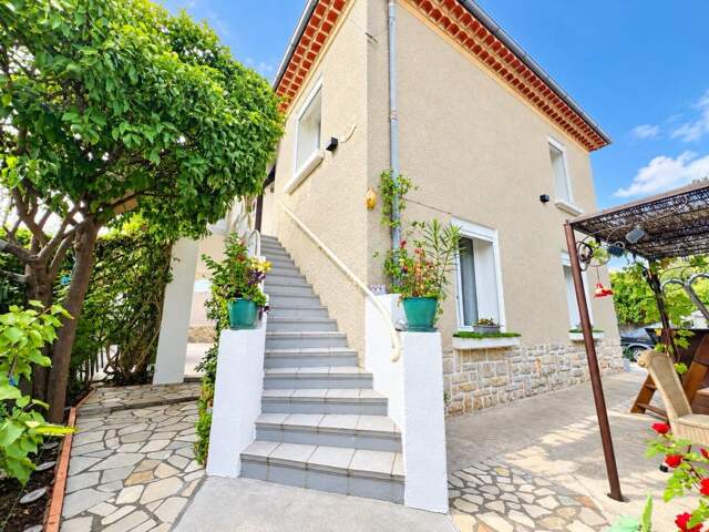 À Vendre Maison indépendante rénovée – 3 logements – Garage, piscine et stationnements – Toulon Ouest les Routes — photo du bien