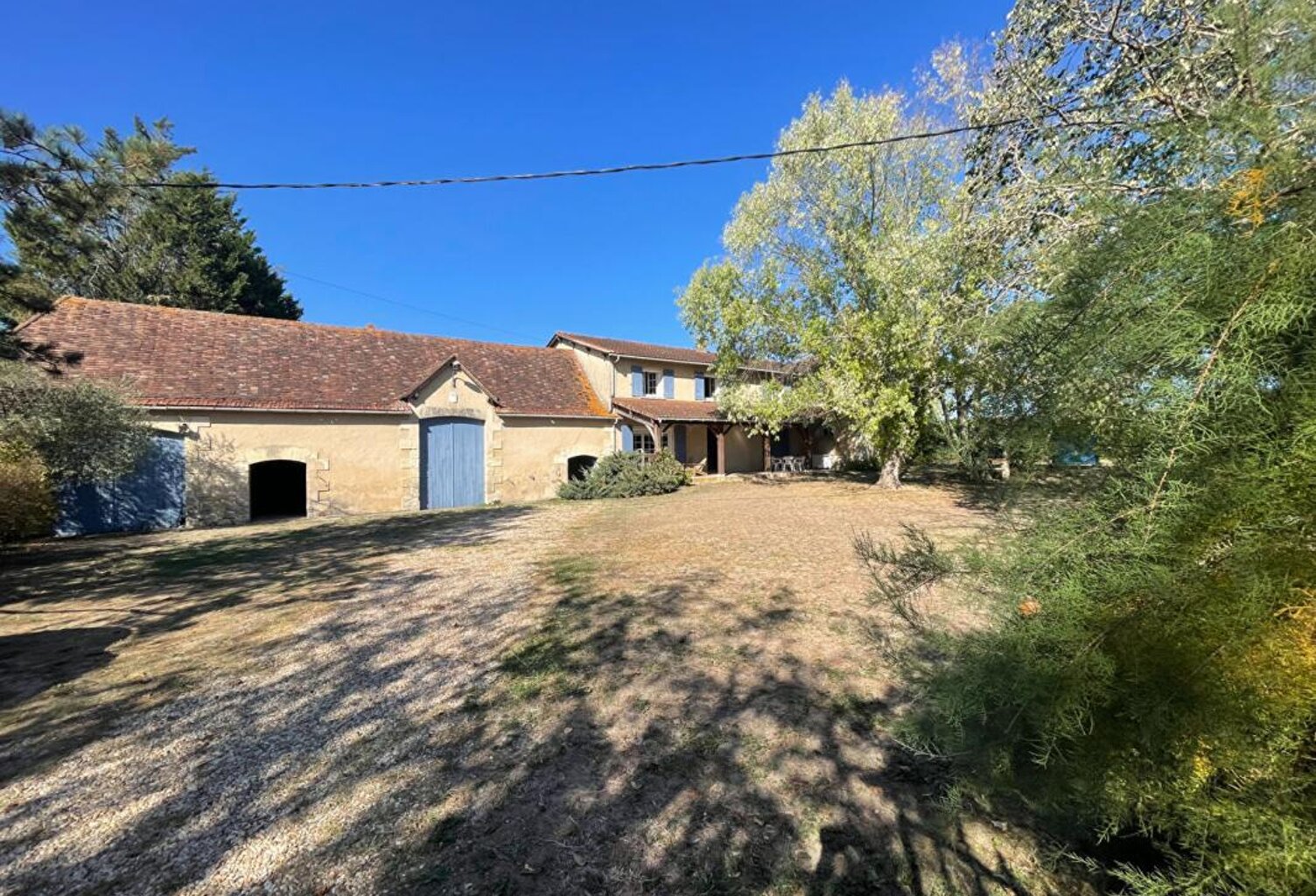 ensemble maison avec gîte et grange — photo 1