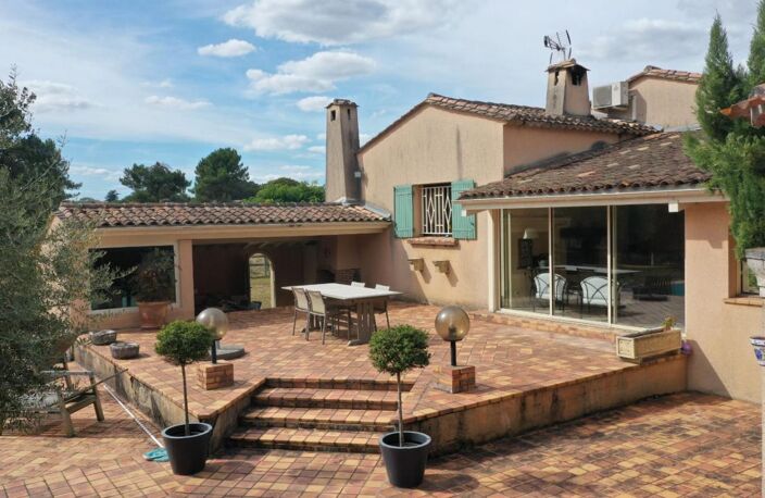 DÉCOUVREZ LE CHARME ET LES VOLUMES D'UNE MAISON D'ARCHITECTE - 300 M2 - 4 CHAMBRES   À PUGNAC DANS UN PARC ARBORÉ POUR SAVOURER LA TRANQUILITÉ — photo 2