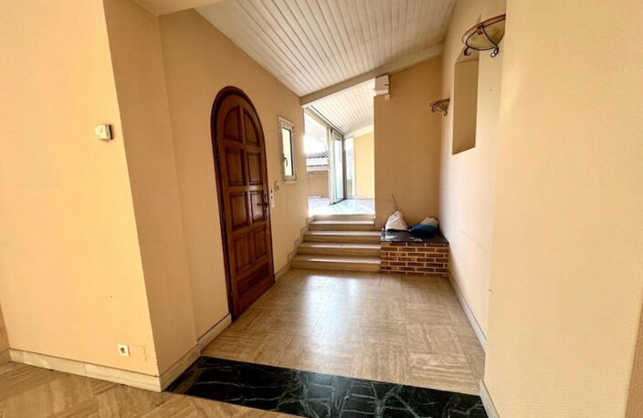 DÉCOUVREZ LE CHARME ET LES VOLUMES D'UNE MAISON D'ARCHITECTE - 300 M2 - 4 CHAMBRES   À PUGNAC DANS UN PARC ARBORÉ POUR SAVOURER LA TRANQUILITÉ — photo 4