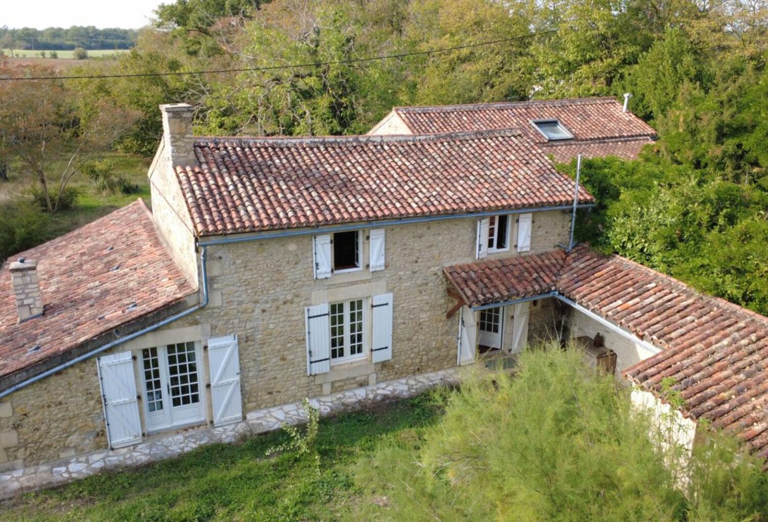 Maison de caractère de 214 m2 à Gizay , 4 chambres, grand jardin, garage, cave, mare — photo 1