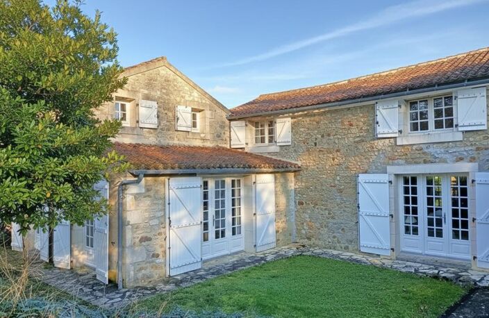 Maison de caractère de 214 m2 à Gizay , 4 chambres, grand jardin, garage, cave, mare — photo 2
