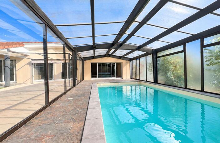 Maison avec jardin et piscine — photo 3