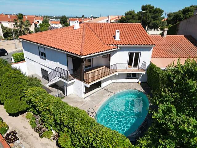 Grande maison avec piscine — photo du bien