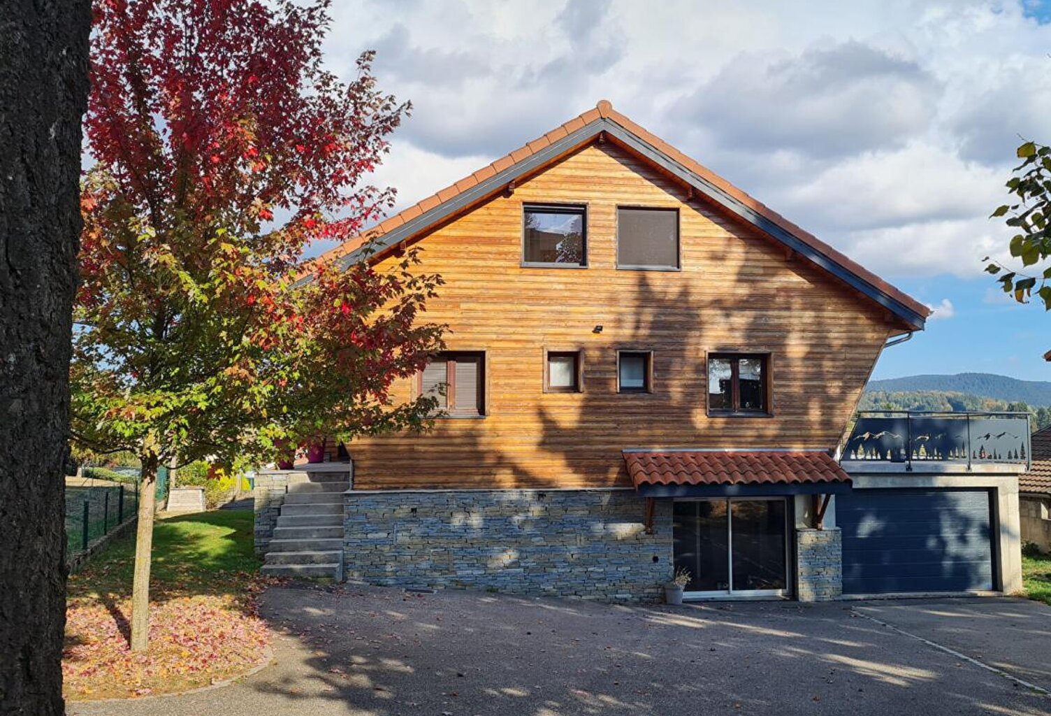 Saint Genest Malifaux 42660 Chalet 200m² habitables 3 possible 4 chambres, garage sur 1000m² de terrain avec piscine et bain nordique — photo 1