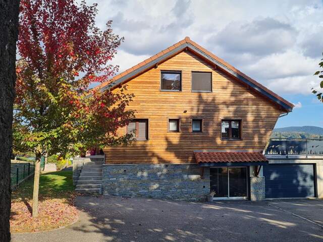 Saint Genest Malifaux 42660 Chalet 200m² habitables 3 possible 4 chambres, garage sur 1000m² de terrain avec piscine et bain nordique — photo du bien