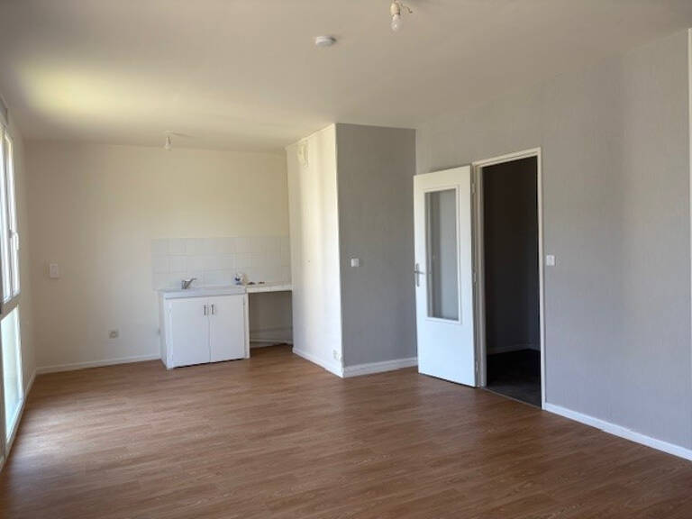 Leasing Appartement 2  pièces 50 m² La Châtre — photo 1